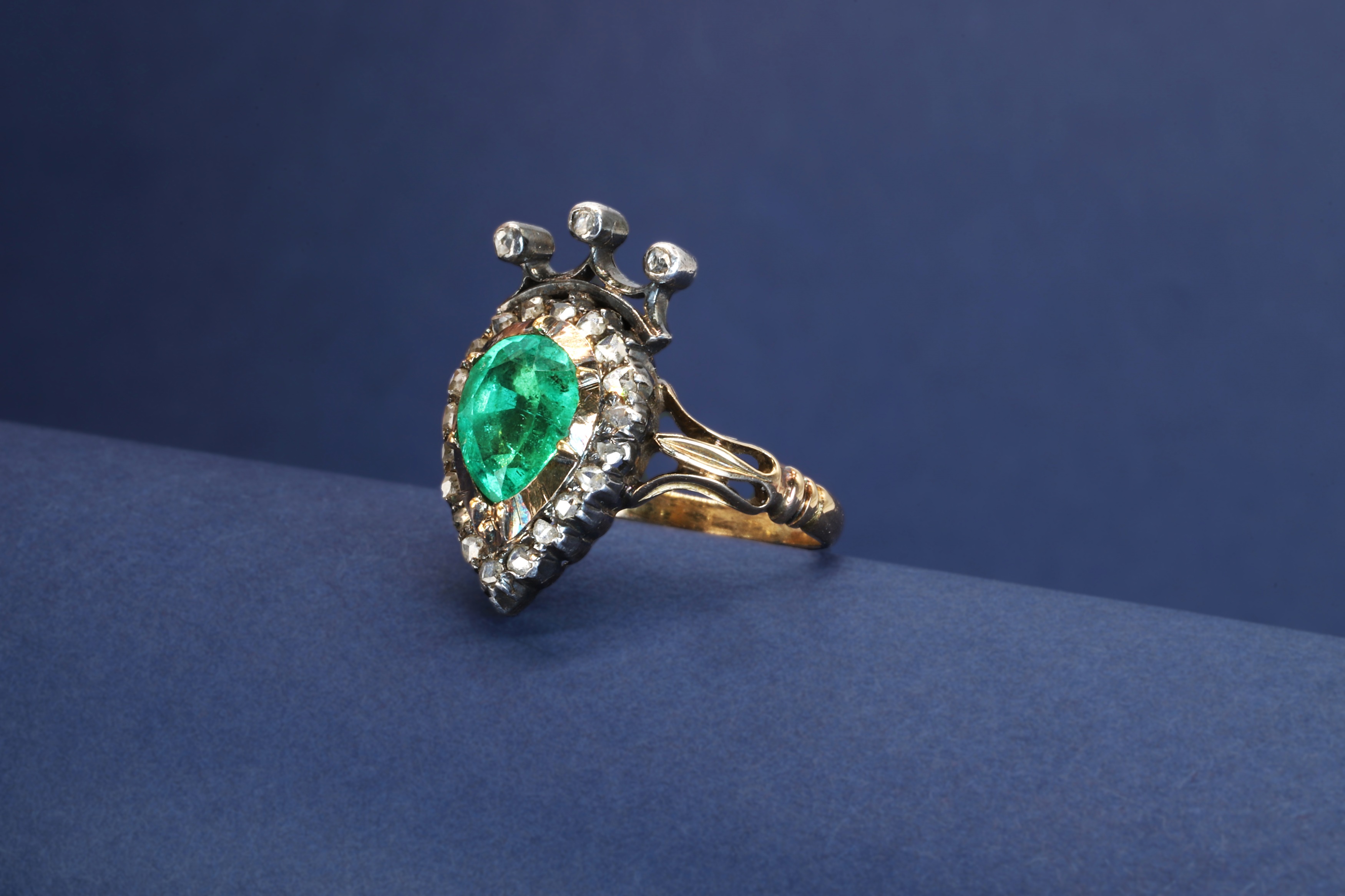 A Victorian emerald and diamond crowned heart ring (£3,000-3,500)